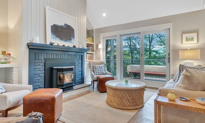 West Hartford Condo | Hot Tub, Sauna, Comm. Pool, Club | Deere Run 6A