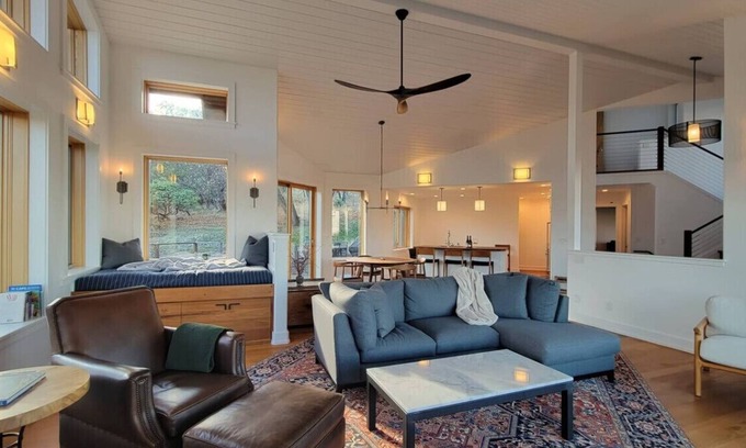 Ashland House | Hot tub | Sauna |Firepit |Sleeps 6!