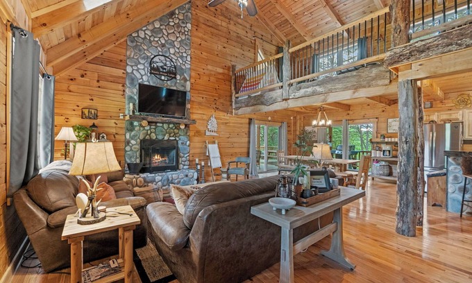 Rockbridge Cabin | Hot Tub, Sauna, GameRoom: Pool Table, Arcade, Ping Pong, Foosball. Hiking Nearby
