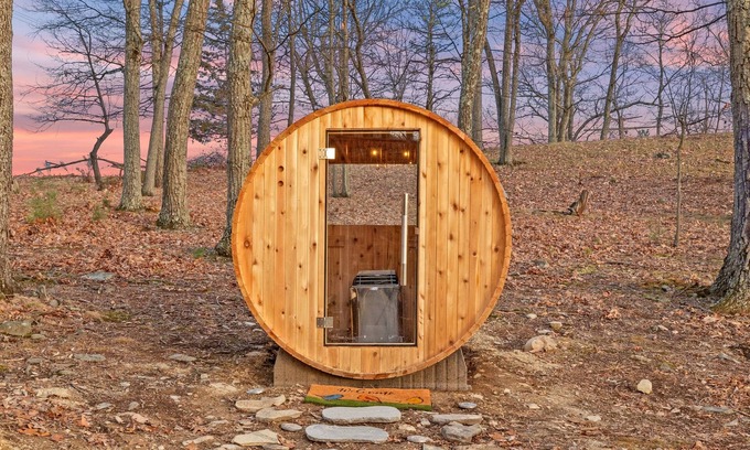 Bushkill Ski Chalet | Hot tub/Sauna/Hiking/Indoor Pool/Lakes