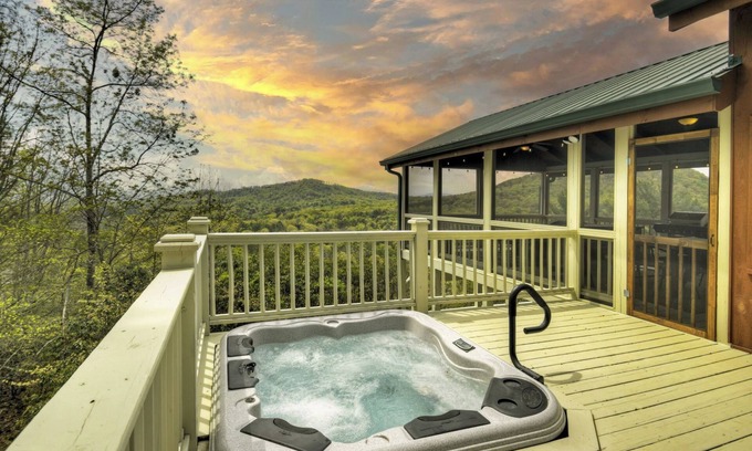 Mineral Bluff Cabin | Hot Tub Soaks, Sunroom Sips, Majestic Mountain Gazes & S'mores by Starlight - Fireside Bluff