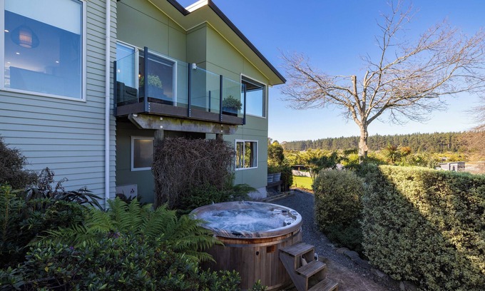 Kaikoura House | Hot Tub | Spacious Layout | Amazing Views