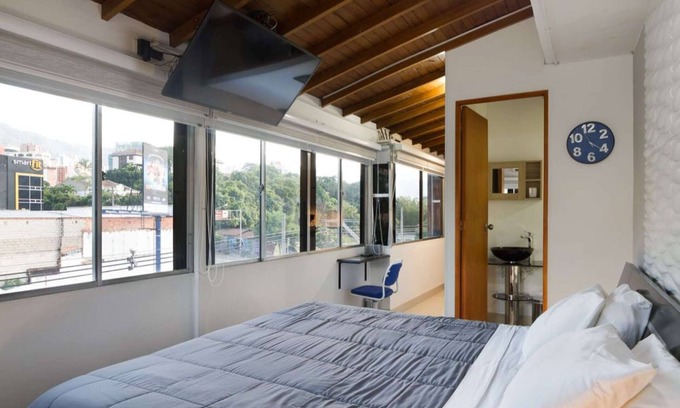 El Tesoro Apartment | Hot Tub Studio Off Calle 10 in poblado AC Two Flat Screens King Bed Foam Mattress