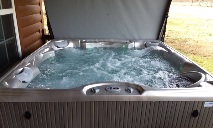 Hiawassee Cabin | Hot Tub! Super Mountain River Cabin, Wi-Fi, Pool, Tube, Trout, Close to Helen