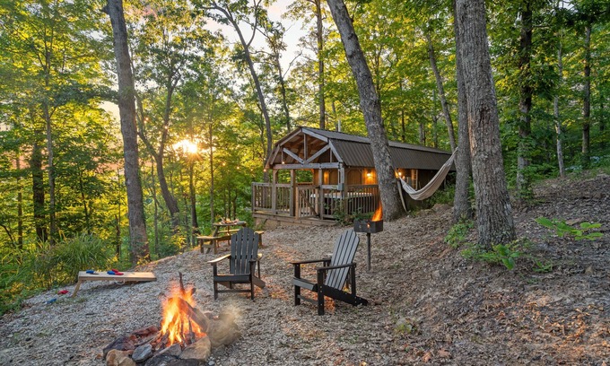 Stanton Cabin | Hot Tub! Tiny House Retreat in the Woods