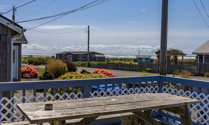 Pacific Beach House | HOT TUB, VIEW, Walk to beach, WiFi, BBQ