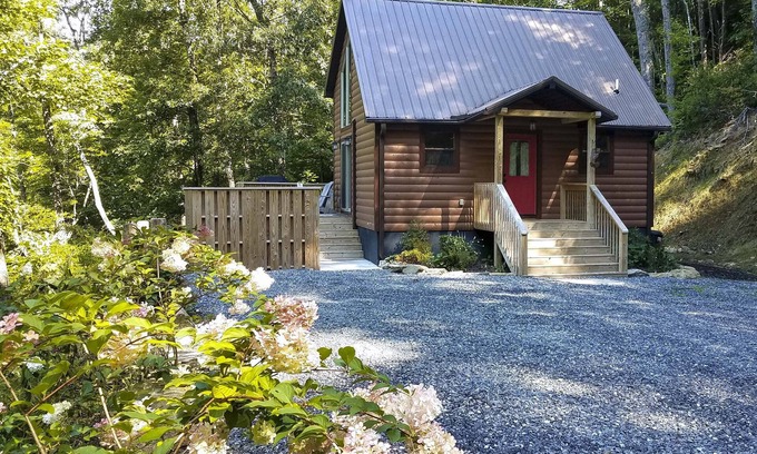 Bryson City Cabin | Hot Tub & Views: Charming Bryson City Cabin!