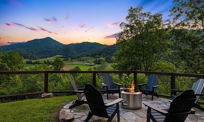 Leicester House | Hot Tub, Views + Chef’s Kitchen | Pet-Friendly Retreat + Biltmore Pass