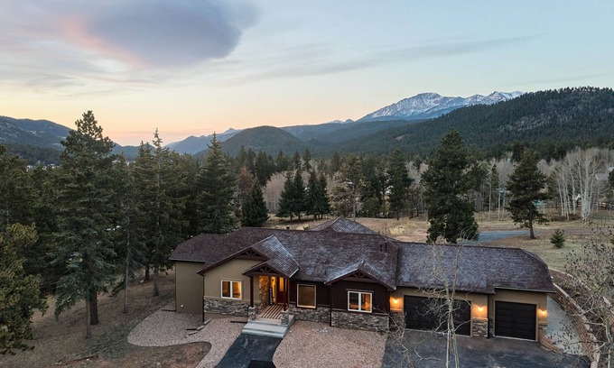 Woodland Park House | 🏔 Hot Tub & Views of Pikes Peak - Summit Lodge