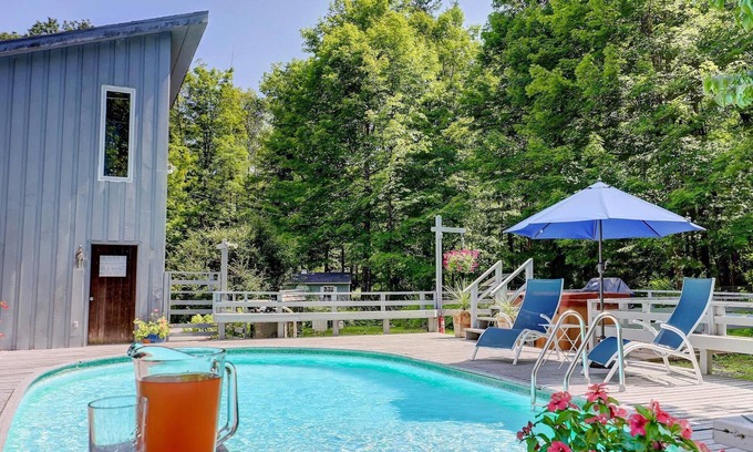 Woodstock House | HOT TUB w/POOL, STREAM on 7 Acres, JUST 2 MINUTES FROM TOWN