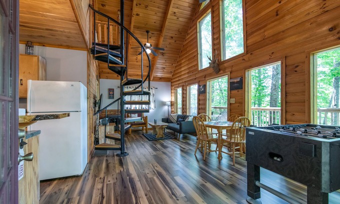 Slade Cabin | Hot Tub & WiFi - Gorgeous View Cabin - Large Family Cabin in Red River Gorge, Kentucky!