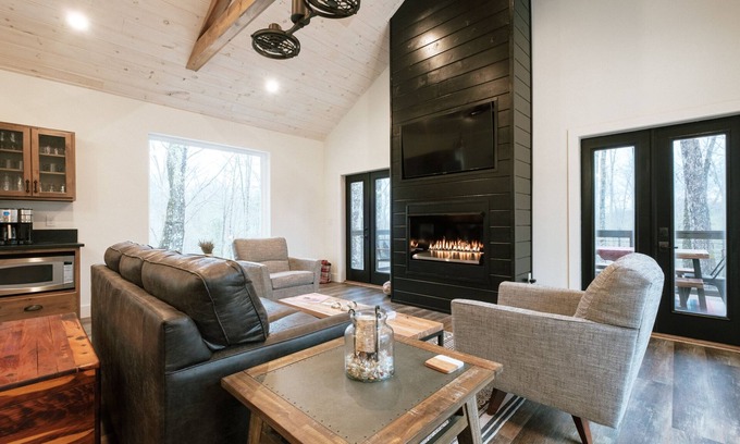 Primrose Cabin | Hot Tub & WiFi - Large Family Cabin - Honeysuckle Bridge - Red River Gorge, Kentucky!