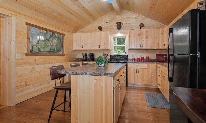 Stanton Cabin | Hot Tub & WiFi - Large Family Cabin - Legend of The Hollow - Getaway to Red River Gorge, KY!