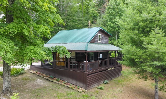 Stanton Cabin | Hot Tub, WiFi & Pet-Friendly - Secluded Family Getaway - Pilot Point - Red River Gorge, Kentucky!