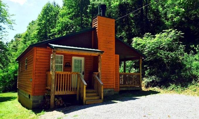 Townsend Cabin | Hot Tub❅Wood Fireplace❅King Bed❅Cozy - BEAR'S DEN