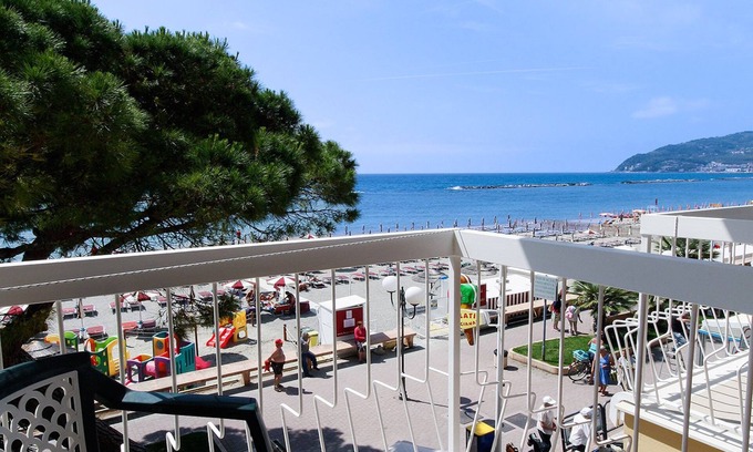 San Bartolomeo al Mare Hotel | Hotel Anita