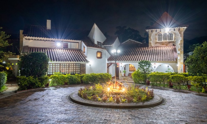El Eden Hotel | Hotel Chalet El Castillo by Majuva