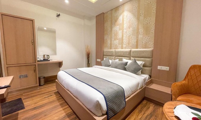 Amritsar Hotel | Hotel Crown Savoy, Near Railway Station & GURU NANAK DEV UNIVERSITY