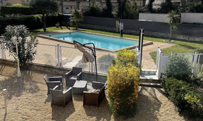 Roquemaure Hotel | Hotel Le Clément V