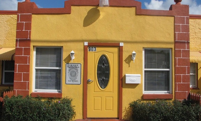 Hialeah House | Hotel Studio with WiFi, AC in the center of Hialeah Anchor #7