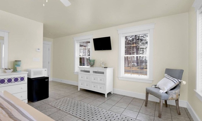Edgecomb Apartment | Hotel-Style Private Room Suite in Edgecomb Maine