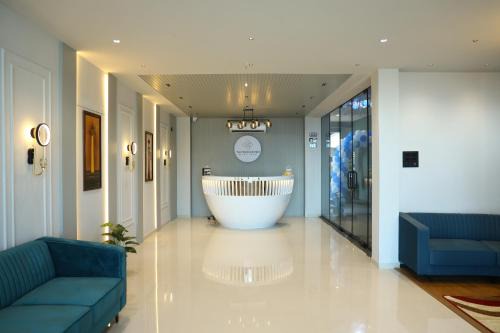 Surat Hotel | HOTEL THE PARKER INN By KBNT GROUP