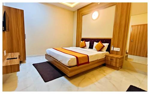 Kharsia House | Hotel Vrindavan NP - nearby Prem Mandir & ISCKON Temple! Fully Air-Conditioned Premium Family Rooms with All the facilities