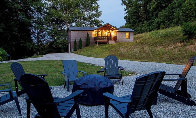 Logan Cabin | Hottub Kid Friendly Game Rm Pets
