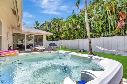Palm Beach Gardens House | Hottub! Mini Golf! Water Access! Pets! 5min beach!