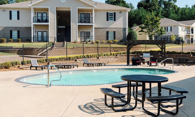 Oxford Condo | Hotty Toddy! Newly Renovated 2 Bedroom, 2 Bathroom. Walk to Grove! 1st Floor.