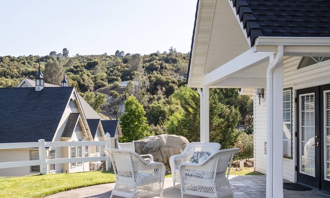 Oakhurst Bed & Breakfast | Hounds Tooth Inn