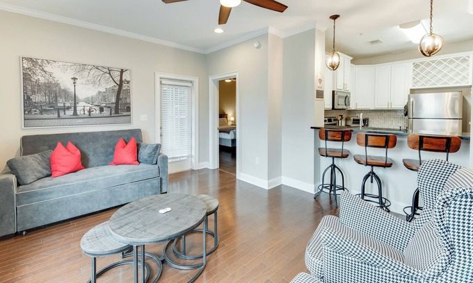 Tuscaloosa Condo | Houndstooth Haven: Cozy 2-Bedroom Condo Walking Distance to Bryant-Denny Stadium with Pool & .
