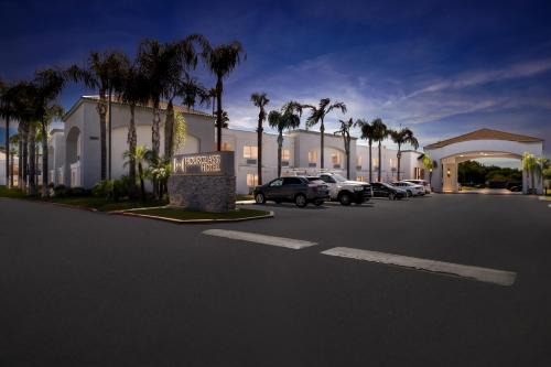 Bakersfield Hotel | Hourglass Hotel, Trademark Collection by Wyndham