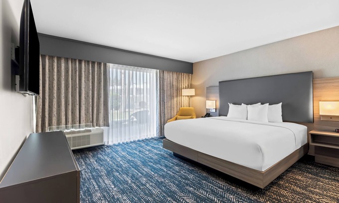 Bakersfield Hotel | Hourglass Hotel, Trademark Collection by Wyndham