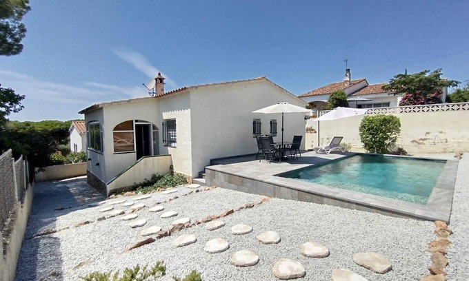 L'Escala House | House 2 bedroom with air conditioning and parking 1400 m from the beach