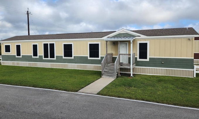Lake Jackson House | House, 3brm, 2 bath, full kitchen, living room, washer/dryer.
