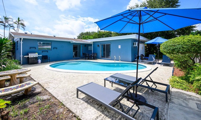 Driftwood House | House 4 Bedrooms, Pool Close to Hard Rock Casino