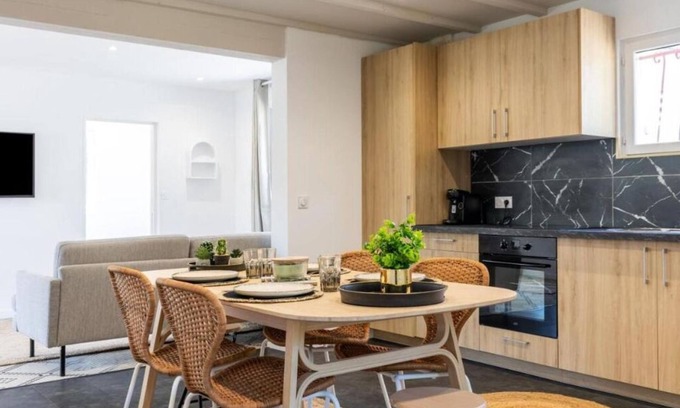 Lanton House | House a stone's throw from the port