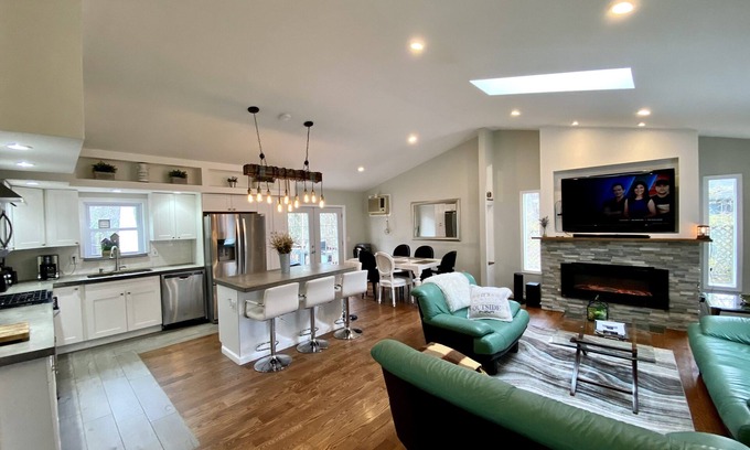 Pocono Summit House | House by a Stream 6BR/4BA w/a Sauna & Hot Tub