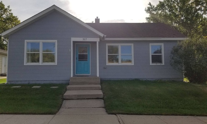 Riverdale House | House by Lake Sakakawea with Hot tub!