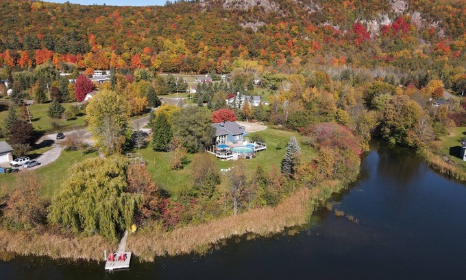 Chelsea House | House by the Lake in natural setting in Chelsea