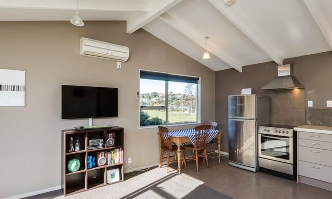 Dunedin House | House by the park with free high-speed wifi