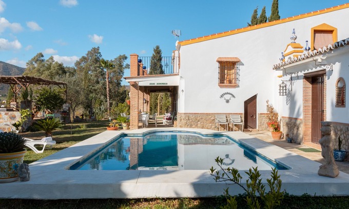 Alora Cottage | House cited in an environment of vegetation, very communicated with its surroundings