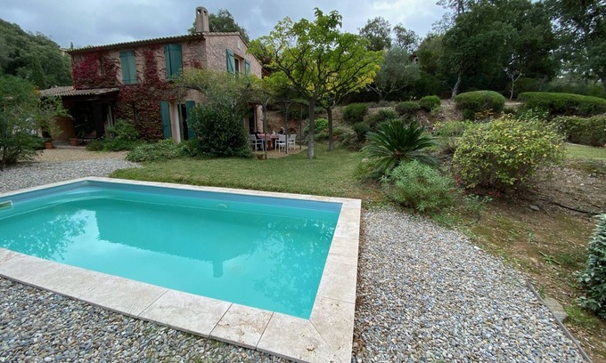 La Londe-les-Maures Villa | House for 7 with swimming pool in a green setting. Golf course 5 minutes away, beaches 15 minutes.