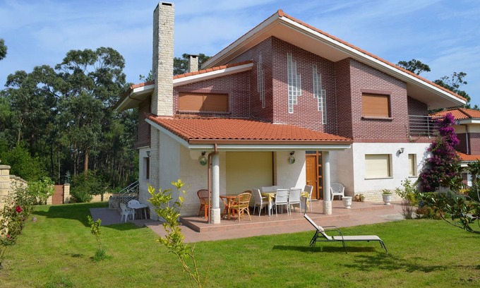 Somo Villa | HOUSE, GARDEN, WIFI NEAR THE BEACH IN SOMO FOR 12 PEOPLE, BODEG