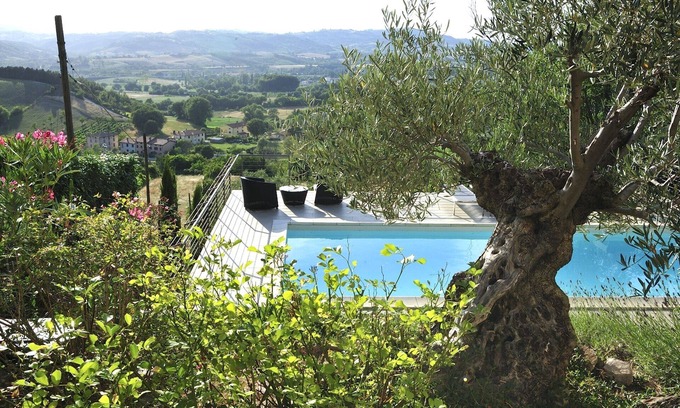 Nocera Umbra House | House hung on the hill, swimming pool in suspension!