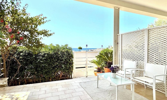 Santa Caterina Apartment | House in a villa with a veranda facing the sea