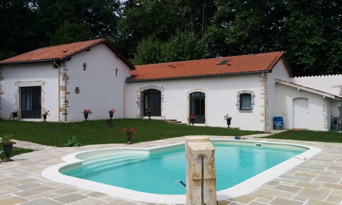 Saint-Pierre-d'Irube House | House in Bayonne with swimming pool in wooded park