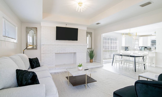 Mobile House | House in Mobile Newly Renovated! Quiet street & centrally located to interstate!