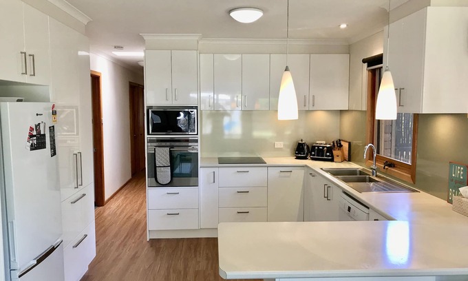 Point Lonsdale House | House in Old Lonsdale house, close to beach & footy oval, with comfortable beds